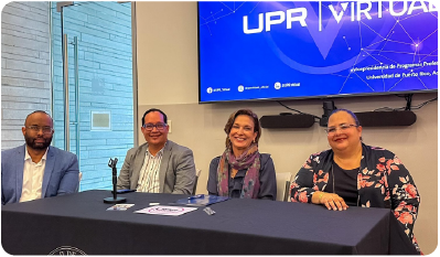 La presidenta de la UPR, Zayira Jordán, presenta la plataforma UPR Virtual. Le observa el vicepresidente asociado de Asuntos Estudiantiles, Alfred Díaz Meléndez.