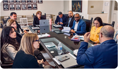Equipo de trabajo de la presidenta de la Universidad de Puerto Rico en la sala de reuniones de la Administración Central.