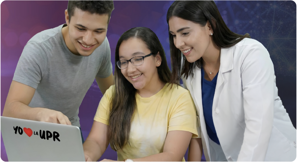 Tres estudiantes universitarios colaborando alrededor de una computadora portátil con un sticker de “Yo ❤️ la UPR”, representando el aprendizaje, la tecnología y el apoyo académico. Tres estudiantes universitarios colaborando alrededor de una computadora portátil con un sticker de “Yo ❤️ la UPR”, representando el aprendizaje, la tecnología y el apoyo académico.