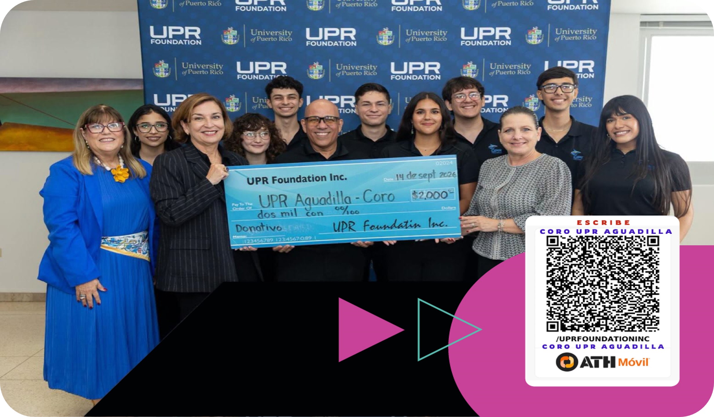 Zayira Jordán Conde, presidenta de la UPR, junto con Margarita Méndez, de la Oficina de Filantropía, sosteniendo un cheque gigante frente al coro de la UPR de Aguadilla.